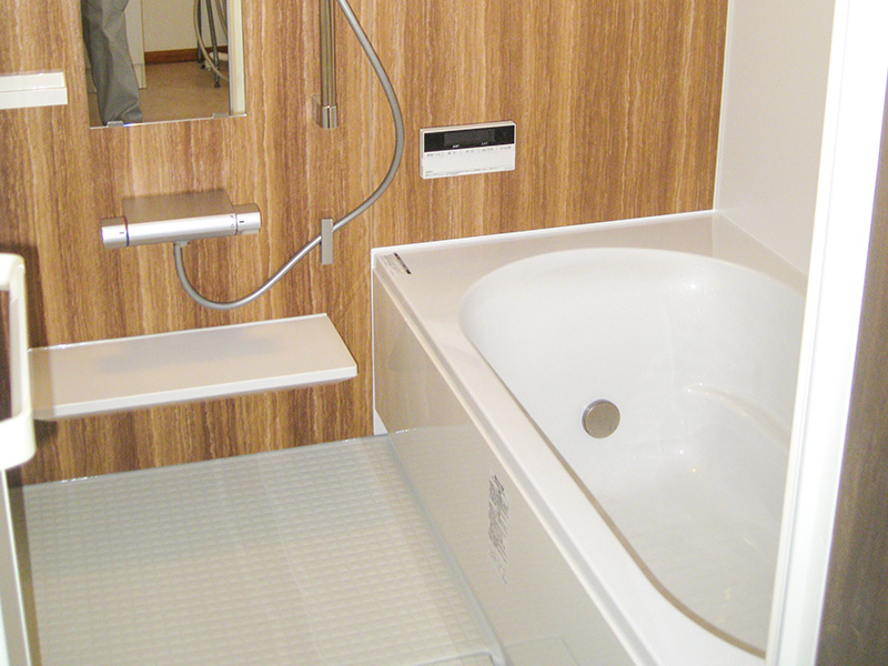 岡山市中区のバスルームリフォーム事例 木目パネルが心安らぐ掃除のしやすい浴室