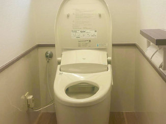 トイレリフォーム 体への負担が少ないトイレがついた、清掃性の高いレストルーム