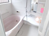 洗面リフォームピンクの浴槽がかわいい浴室と明るくなった洗面所