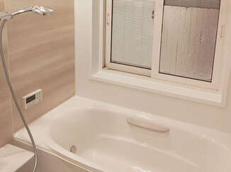 バスルームリフォーム 最新の機器を取り合わせた、明るく使いやすいバスルーム