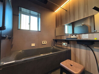 バスルームリフォーム 心地よい調光照明が映えるモダンなバスルーム