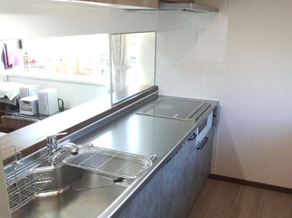 キッチンリフォーム 収納が増えたお洒落なキッチン＆グレーが印象的な明るいバスルーム