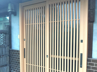 玄関ドアリフォーム 防犯性にも優れた安心の玄関引き戸と機能性アップのエコキュート