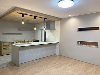 キッチンリフォーム グレーと木目を取り入れた、スタイリッシュなLDK